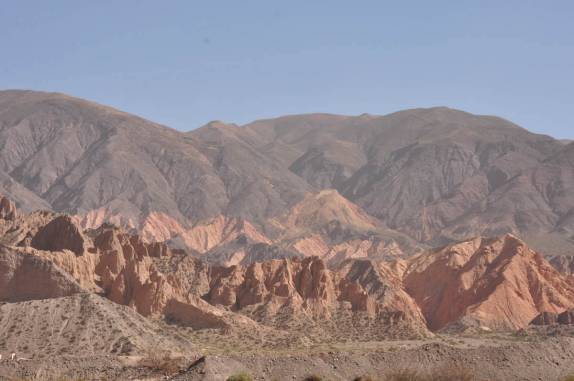 Montanhas coloridas em estrada que atravessa a Quebrada de Humahuaca - Argentina